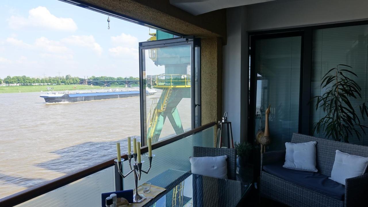 Grosszuegiges Zimmer Mit Badezimmer In Rheinwohnung Cologne Luaran gambar
