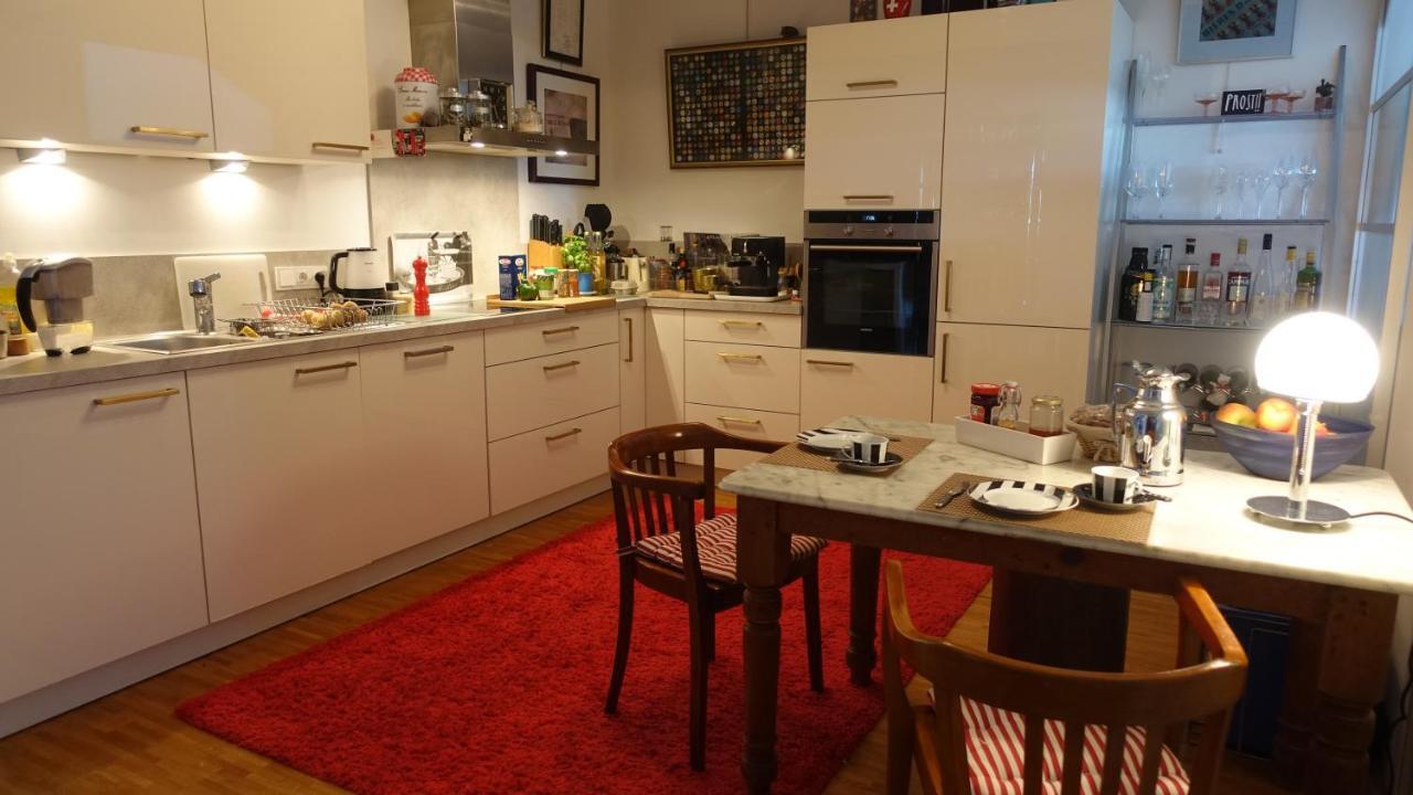 Grosszuegiges Zimmer Mit Badezimmer In Rheinwohnung Cologne Luaran gambar
